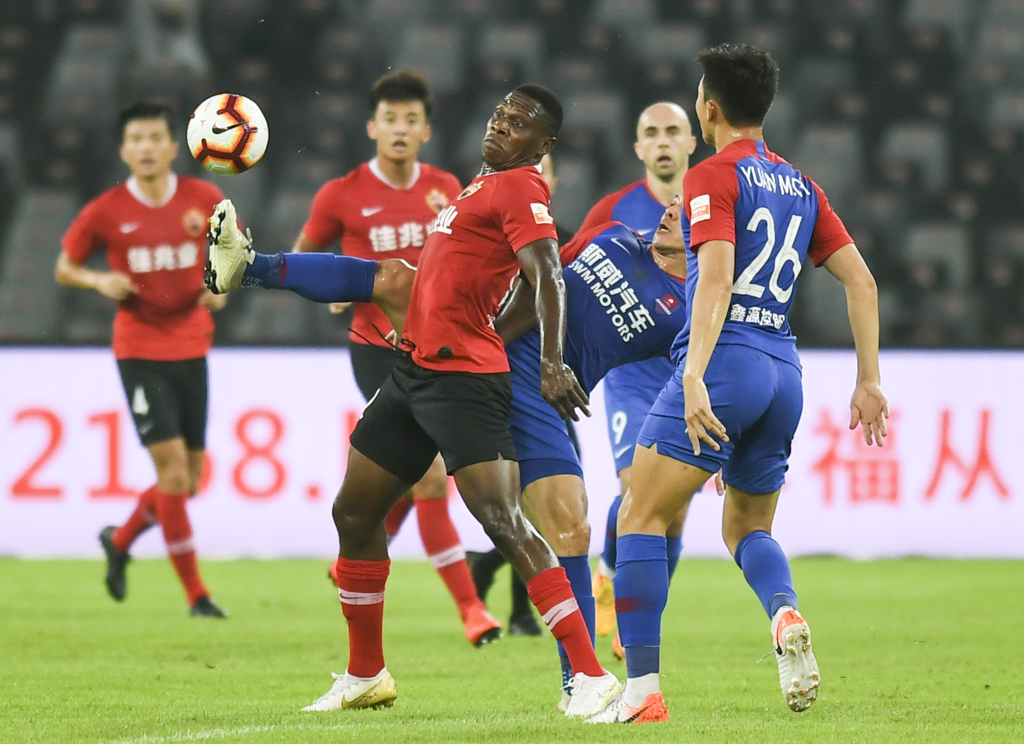 包含深圳佳兆业球员无惧困难，坚定信念备战的词条